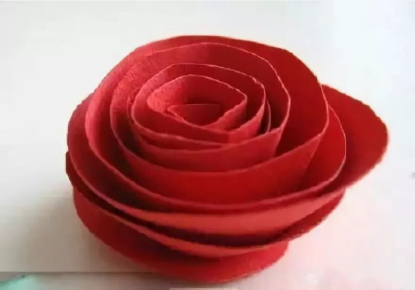 Tutorial on Chinese Valentine’s Day DIY hand-folded card paper roses