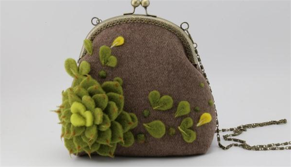 The creative DIY handmade franchise store shares the most beautiful wool felt gold bags here.