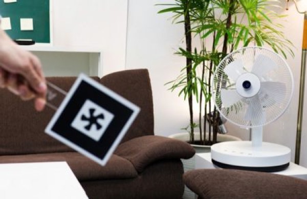 Electric fan that automatically tracks users