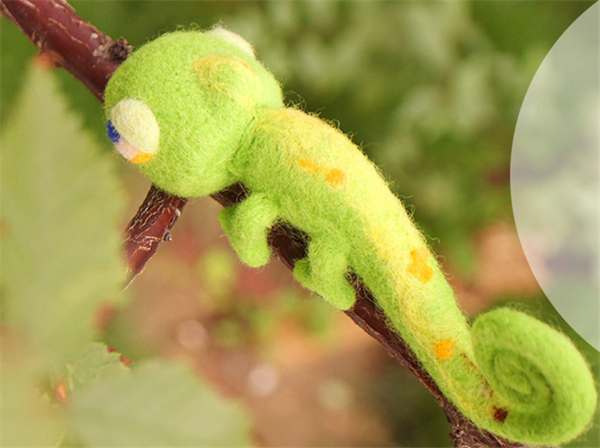 Creative DIY chameleon bracelet made of handmade wool felt