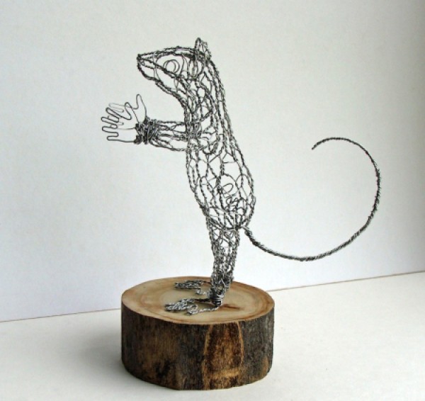 Lifelike wire animal models