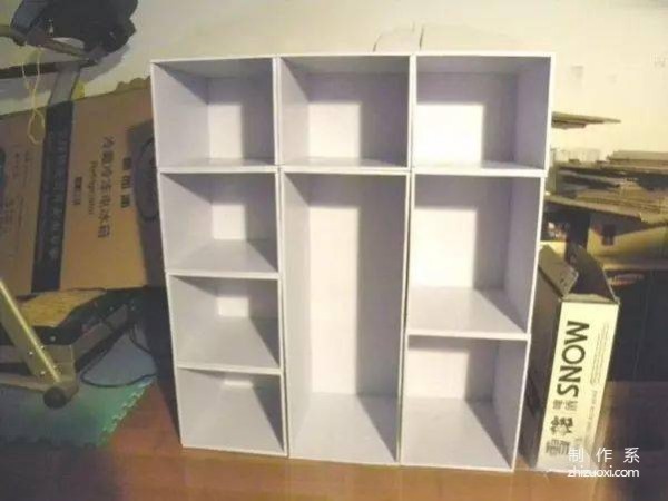 The express carton can be transformed into a shoe rack in 6 simple steps, which is easier to use than buying a shoe rack!