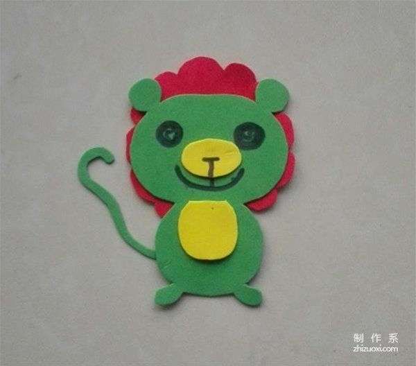 Childrens handcrafts use sponge paper to make cute little lion stickers