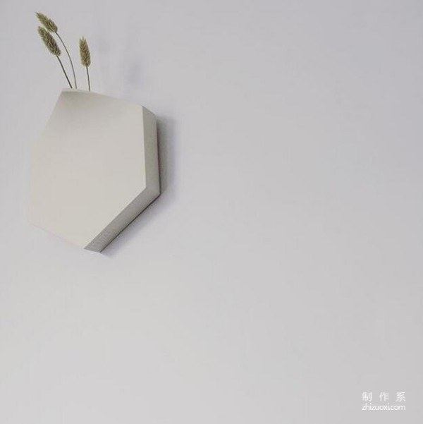 Simple and stylish wall-mounted vase