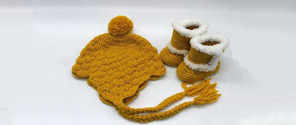 Hand-knitted cute shoes and hats that warm baby’s hands and feet