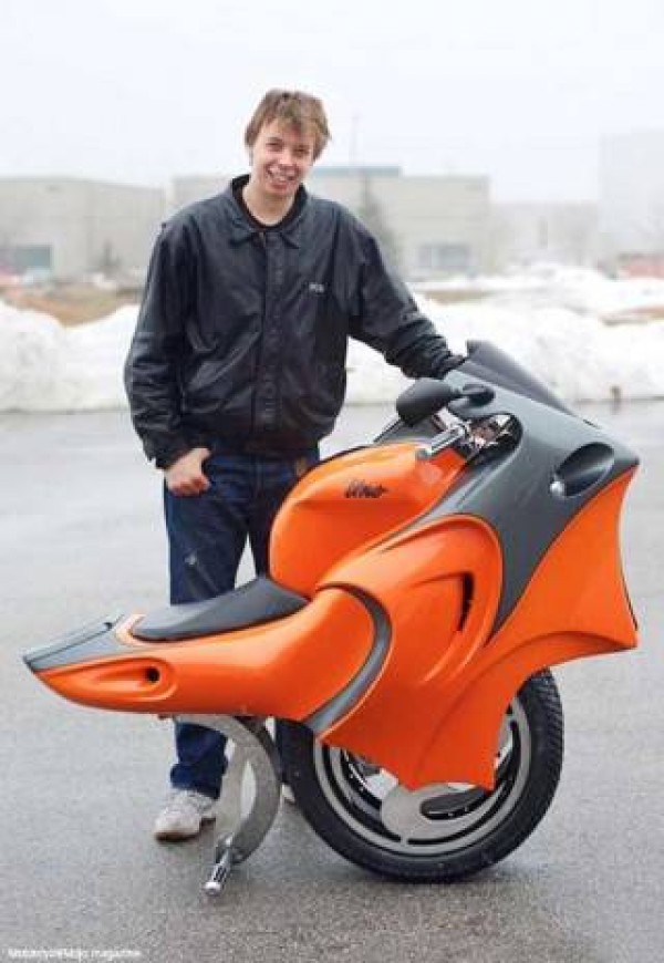 Uno transforms into an electric motorcycle with one click, switching between two wheels and one wheel