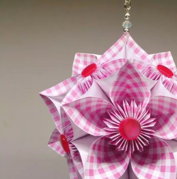 Picture display of some beautiful creative origami art works