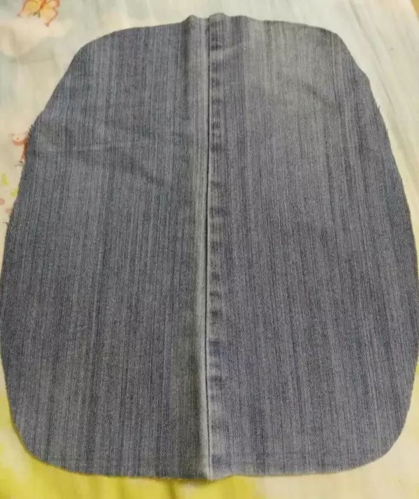 Tutorial on how to transform old jeans into a backpack