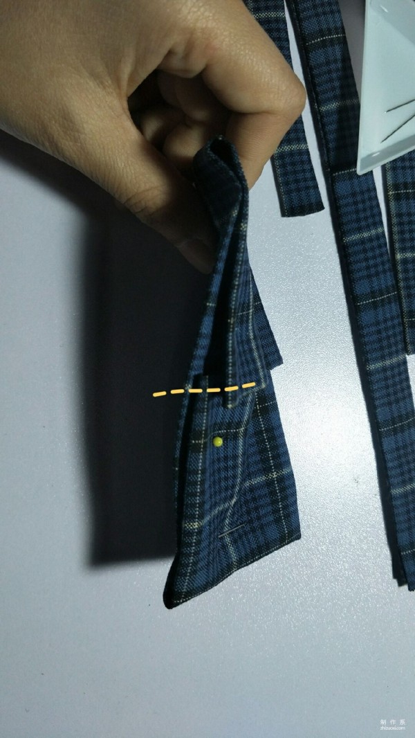 Fabric hand-making, a hand-making method of a JK bow tie with a short handle and a flat bow