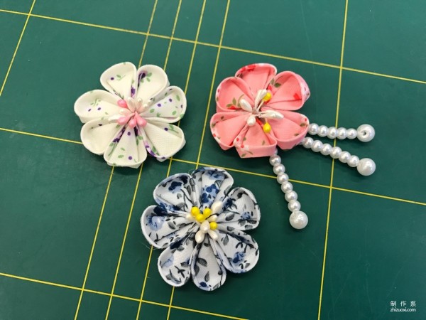 Tutorial on how to make handmade fabric hair accessories, how to make beautiful floral and wind hair accessories by hand