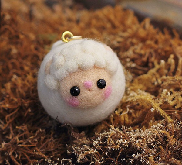 Appreciation of cute little sheep handmade DIY wool felt products