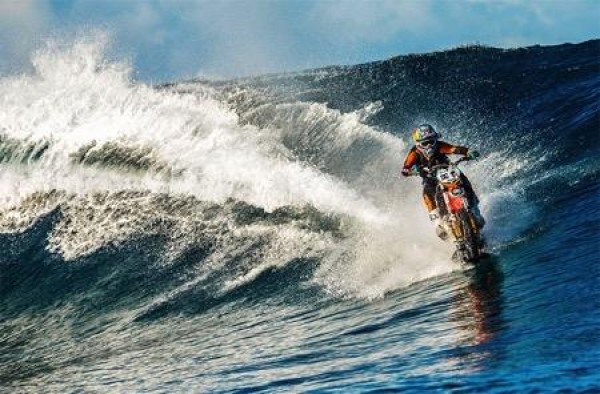 Do you dare to play motorcycle surfing?