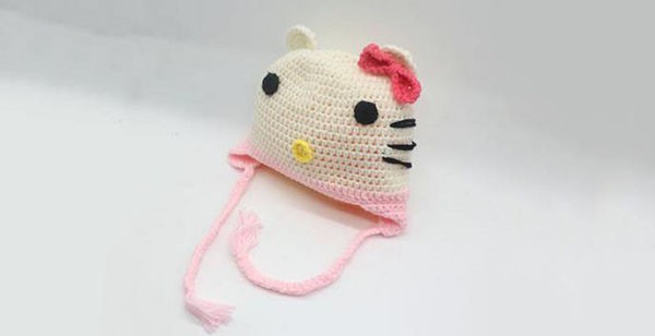 Admire the handmade DIY crochet products of the cute and well-behaved Hallo kitty cat