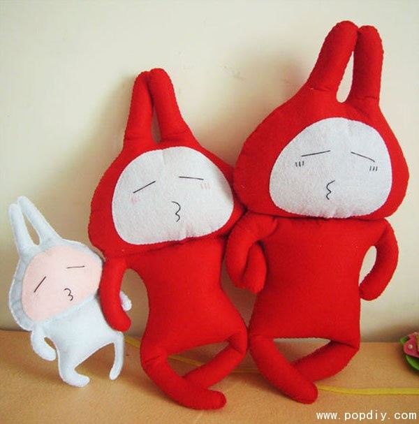 DIY creative handmade fabric art to make a funny and cute kissing rabbit family