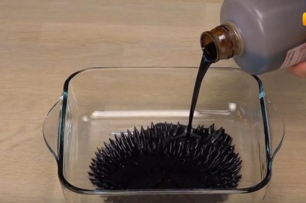 Magical magnetic fluid, it can change into ever-changing shapes when a magnet is close to it