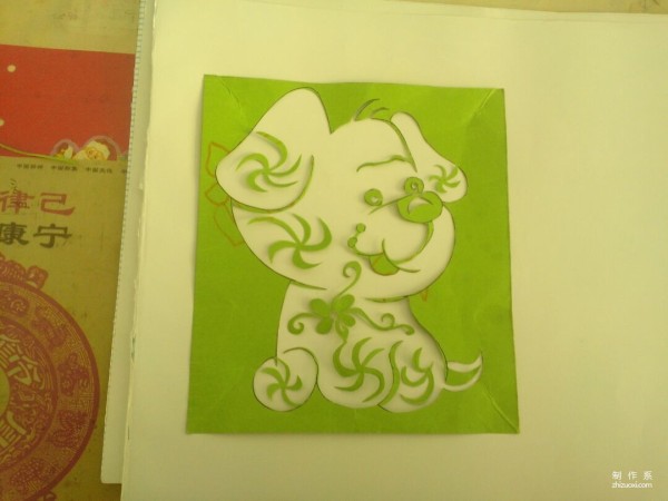 Teach you how to cut a cute puppy out of colored paper, how to cut a cute puppy by hand