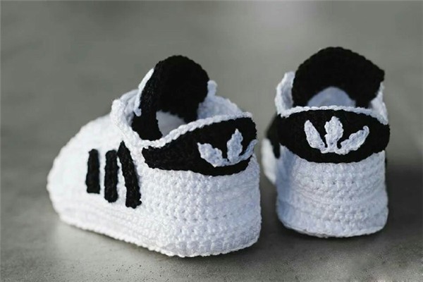 Appreciation of creative handmade crochet DIY production of baby boy sneakers