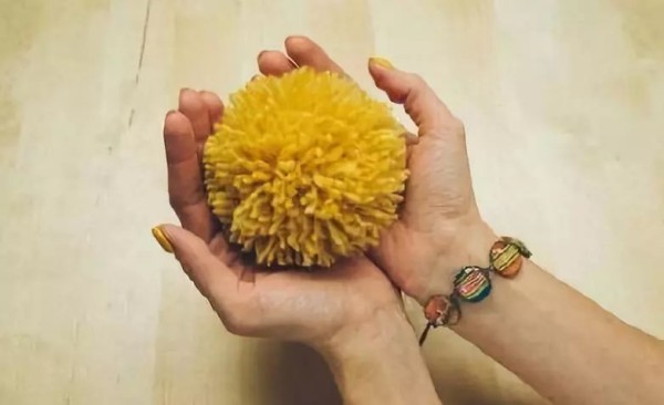 Simple method of making yarn ball pendants