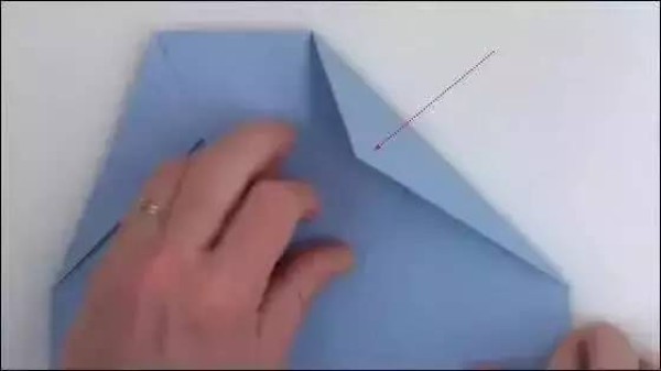 An expert teaches you how to fold a paper airplane that can fly 70 meters away, and even breaks a new Guinness record