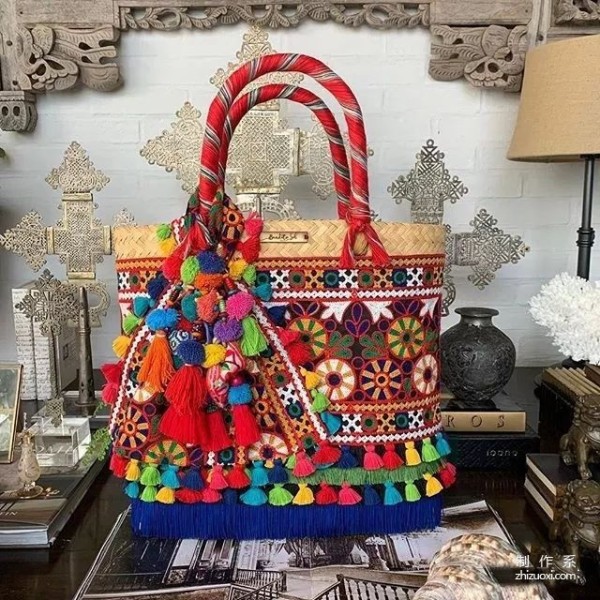 No matter how ugly the bag is, it can be saved with tassels. Renovating an old bag that is not in use makes it more beautiful than a new one.