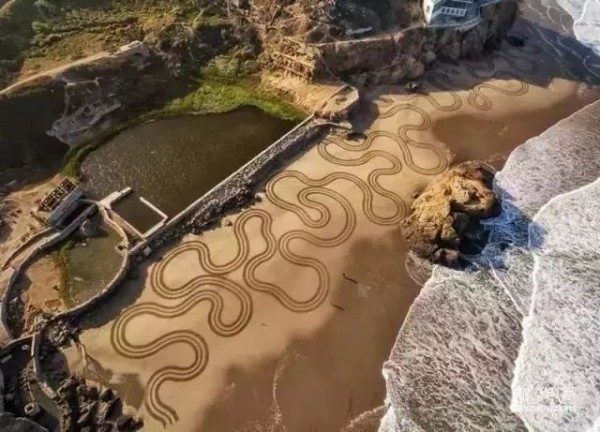 Have you ever seen the most beautiful beach painted with a rake?