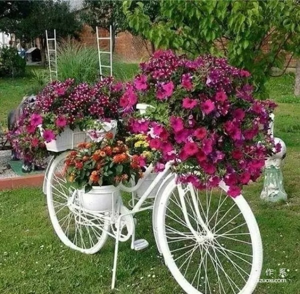 Don’t throw away old abandoned bicycles, they can look stunningly beautiful with a little modification!