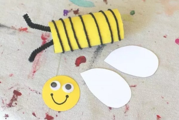 Tutorial on how to make origami bees using paper tubes