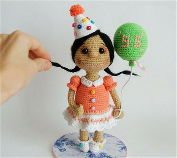 Crochet DIY creative handiwork: the little girl holding a balloon