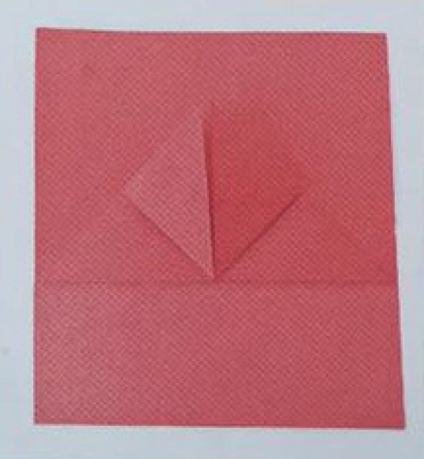 Illustration of simple folding method of heart-shaped red envelope bag