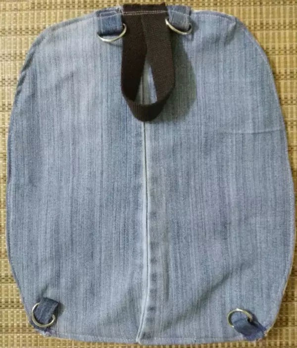 Tutorial on how to transform old jeans into a backpack