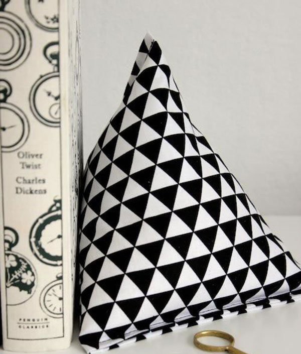 Appreciation of creative DIY fabric triangular bookend products