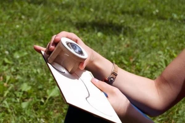 Wooden tube lens that lets the sun paint for you