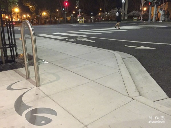 California street artist Damon Belanger painted various fake shadows on the roadside, confusing many passers-by... The creativity is amazing