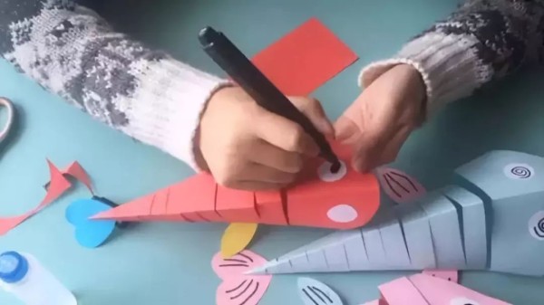 Childrens creative handicraft class, tutorial on making three-dimensional fish from cardboard