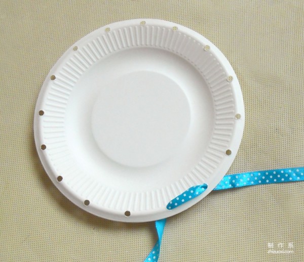 How to decorate a beautiful candy plate on a disposable paper plate