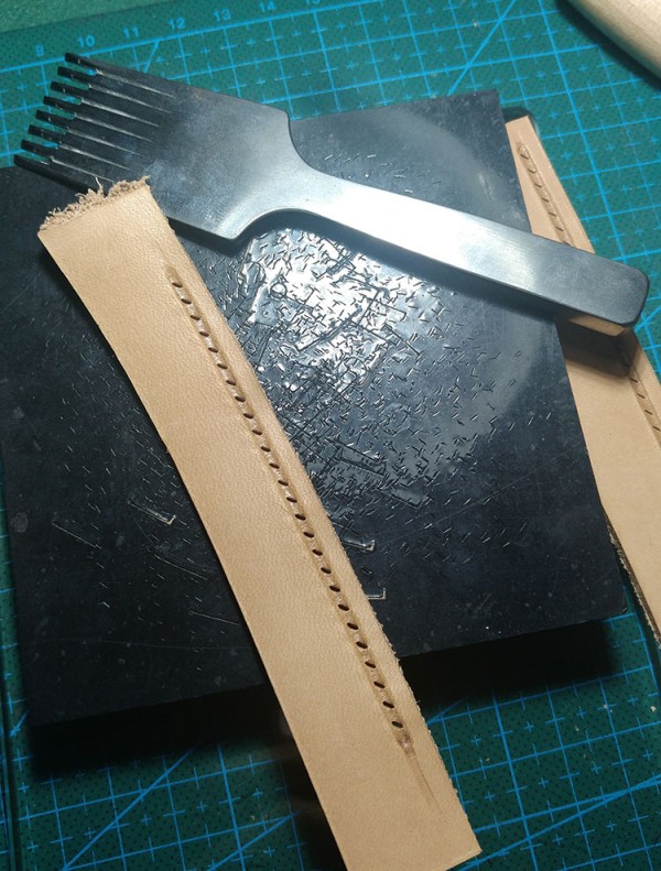 The advanced groove-pressing process for novice leatherworkers