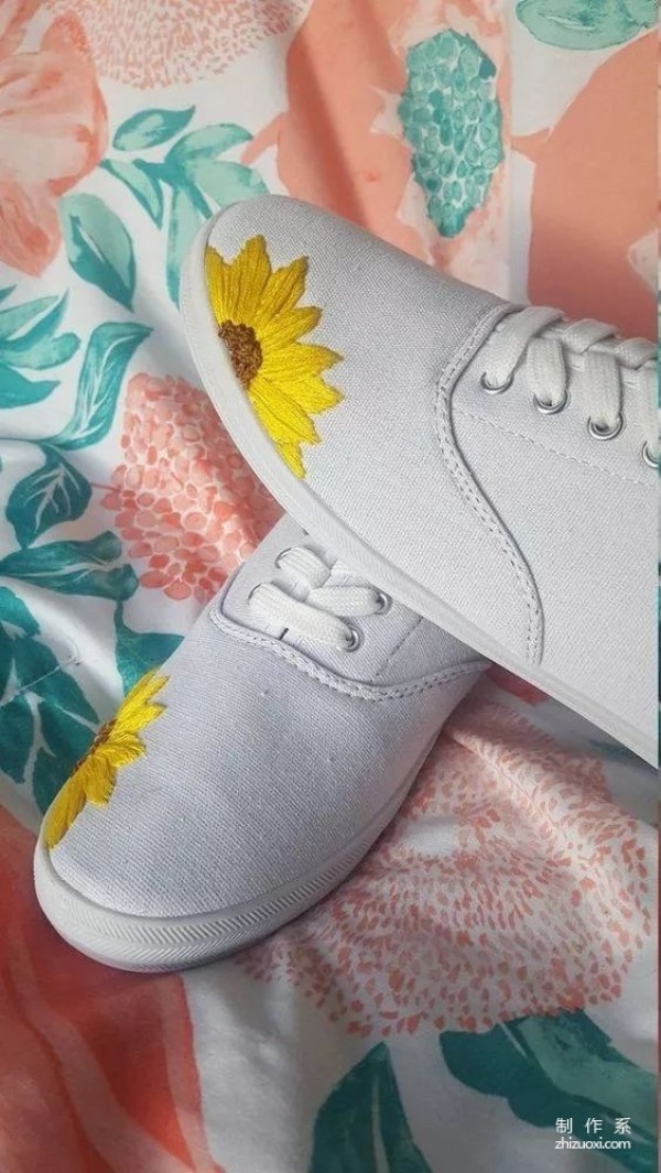 No matter how cheap or ordinary white shoes are, you can make them look beautiful with just one trick.