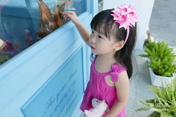 Hand-made beautiful head flowers with ribbons, layers of stacked ribbons and flowers, hairbands, hairpins, and hair accessories.