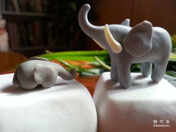 A step-by-step illustration of polymer clay suitable for beginners, how to make hand-made elephant ornaments from polymer clay and plasticine