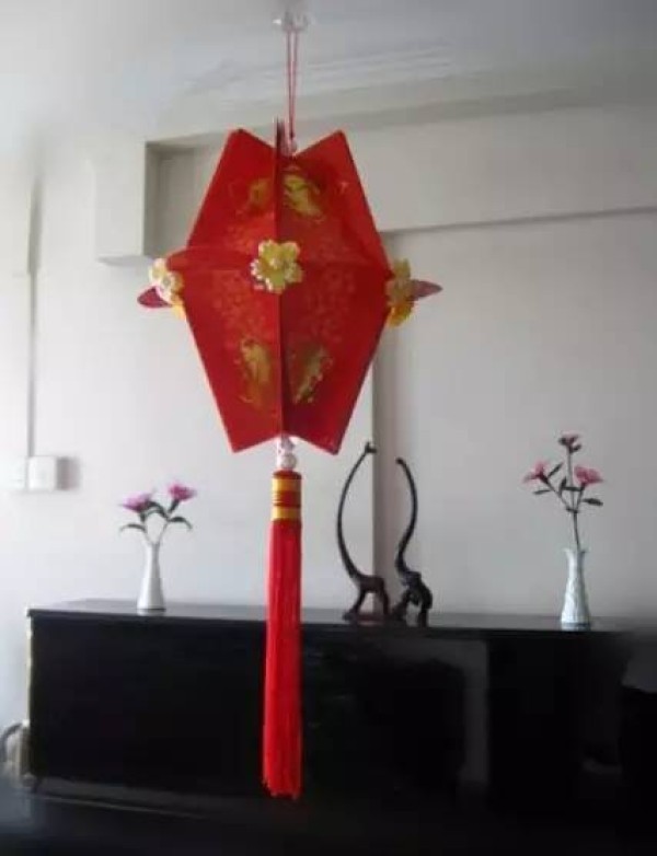 Simple and beautiful red envelope shell lantern illustration origami for Lantern Festival