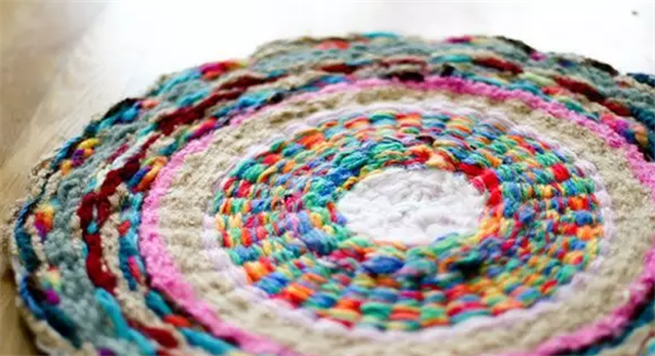 Creative handmade franchise stores share DIY freehand knitted hula hoop carpets