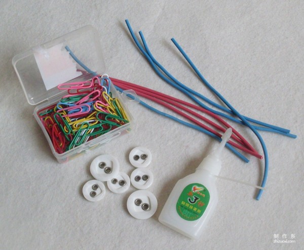 A box of colored paper clips can make flowers of different colors. Paper clips can be used as a creative way to make fashionable flower arrangements.