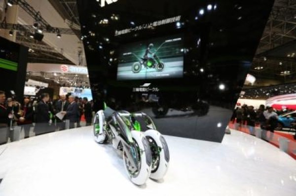 (KAWASAKI) Kawasaki exhibits “J” concept transforming vehicle