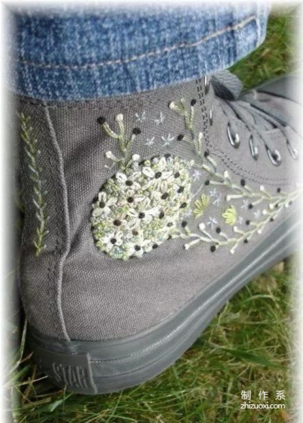 No matter how cheap or ordinary white shoes are, you can make them look beautiful with just one trick.