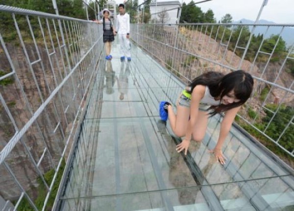 Do you dare to cross Pingjiang Shiniuzhai Glass Suspension Bridge?