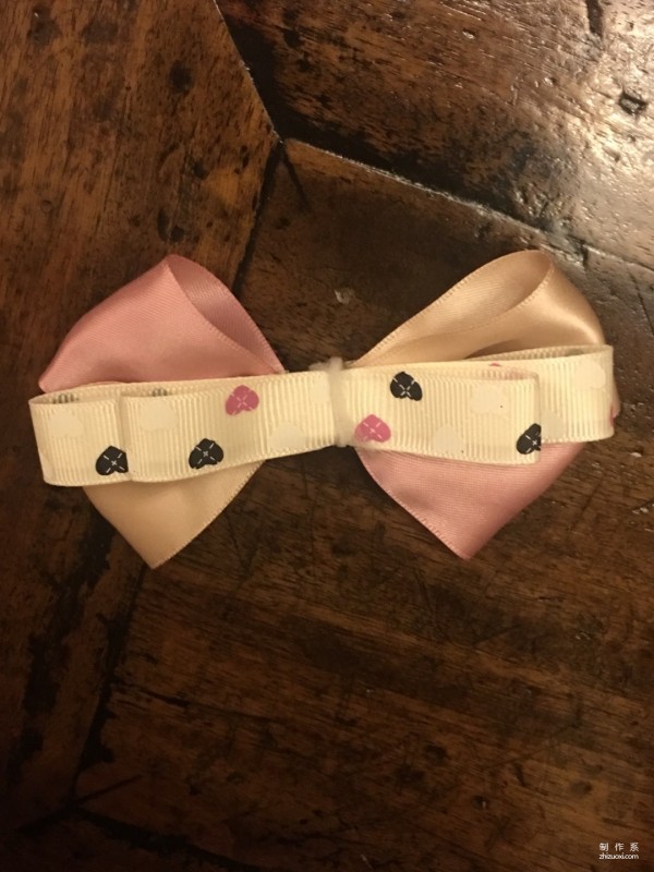 Simple hand-made pink bow accessories with ribbons. The girly pink and white colors look particularly cute on little girls~