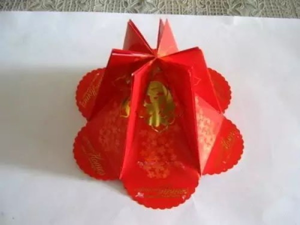 Simple and beautiful red envelope shell lantern illustration origami for Lantern Festival