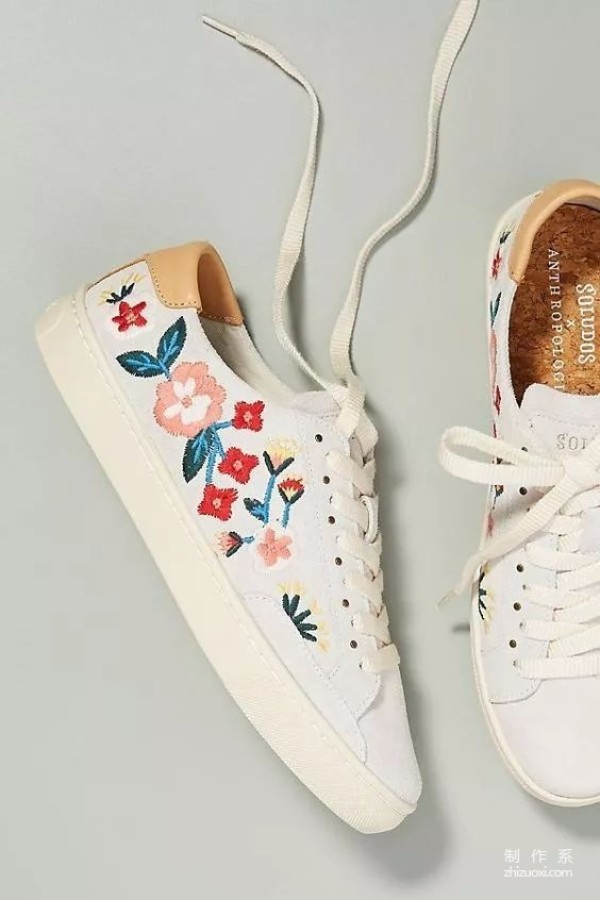 No matter how cheap or ordinary white shoes are, you can make them look beautiful with just one trick.