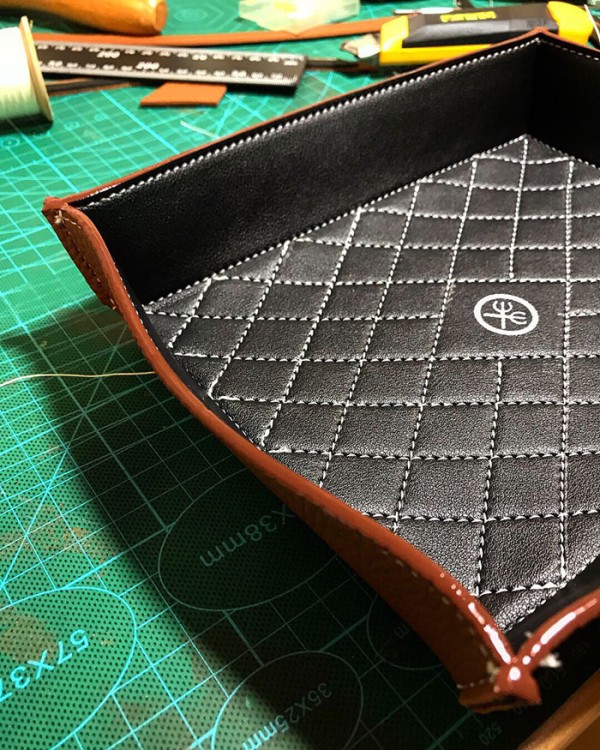 Make a stylish and simple leather tray