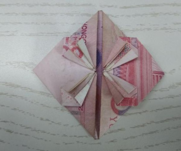 Origami Tutorial-Illustration of a 100 Yuan Love Heart